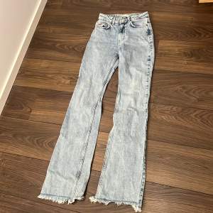 Säljer nu dessa så snygga jeans från GinaTricot. Dem har fransar längst ned, en liten del av fransarna är bortklippt baktill på ena benet. Syns litegrann på bild 2. Men inget alls man tänker på! 😍 Dem är i storlek 32 och innerbenslängden är cirka 78 cm. ✨