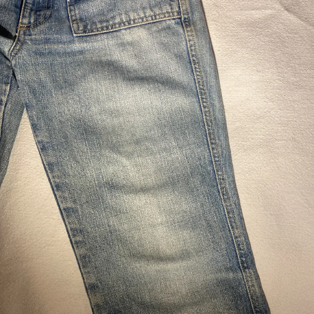 Säljer ett par lågmidjade diseljeans. Jeansen är köpte secondhand men är i bra skick. Ganska korta i längden så passa någon som är under 170. På sista bilden kan du se tydligare vilken färg de är på jeansen💕. Jeans & Byxor.