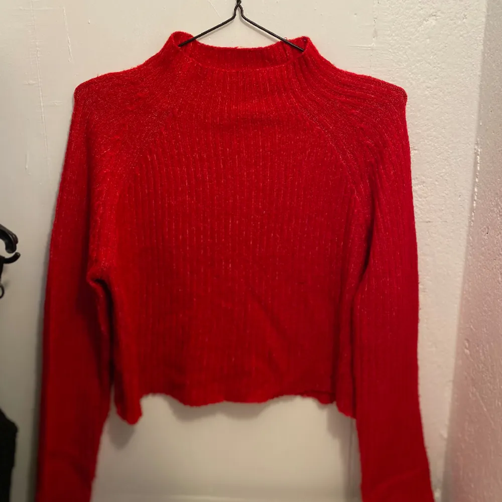 Röd tight tröja i storlek Xs från Amisu, passar mig som är S. Tröjan har inga skador. Kontakta mig om du ska köpa tröjan eller om du har frågor💛. Tröjor & Koftor.