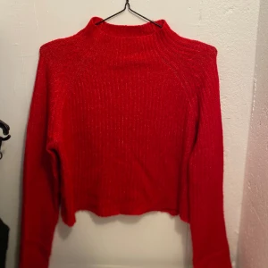 Röd tröja - Röd tight tröja i storlek Xs från Amisu, passar mig som är S. Tröjan har inga skador. Kontakta mig om du ska köpa tröjan eller om du har frågor💛
