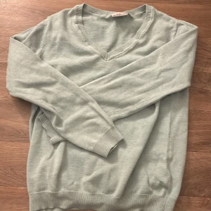 Mint tröja  - Nu ska jag sälja min mint färgade v ringade tröja för den har blivit för liten.