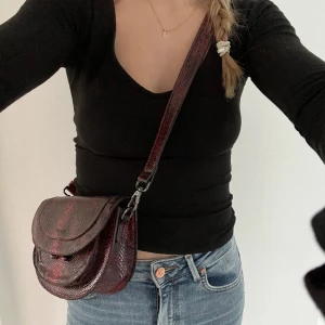 Röd väska - Väska från NA-KD med ormimmitation. Har fack med dragkedja inuti. Aldrig använd❤️