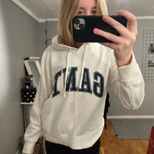 Gant hoddie  - Heeej! Jag säljer min vita hoddie från Gant eftersom att jag aldrig använt den. Den har stolek M och jag är 174 cm lång. Säljer den för 200 kr och köpare står för frakt. Skriv privat för fler bilder!❤️
