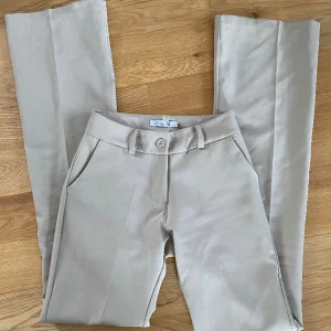 Lågmidjade kostymbyxor  - Säljer mina lågmidjade kostymbyxor från Design by Si. Byxorna är i storlek xs (extra lång) men något små i storlek. Inte alls mycket använda då de blivit för små. 