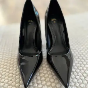 Svarta klackskor med spetsig tå från Zara i storlek 35. Skorna är endast använda en gång eftersom de är för stora. Skulle säga att skon är stor i storlek och snarare är en 36:a. Pris kan diskuteras!