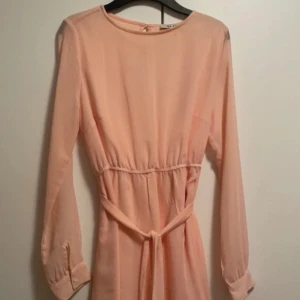 Super fin klänning - Aldrig använd! Från NA-KD, storlek Medium.