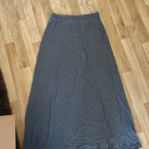 Kjol  - Grå lång kjol i storlek 36-38 