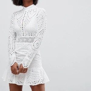 Student klänning  - Säljer denna oanvända klänning från lioness. Super fin till tex studenten skriv för privata bilder 😊