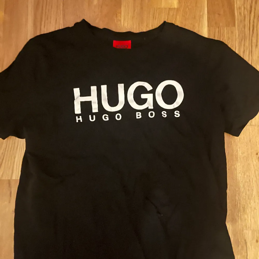 Tja, säljer nu denna svarta Hugo boss T-shirt då det inte är min stil längre. Tröjan är fortfarande i toppskick men använd ett par gånger👍🏼. T-shirts.