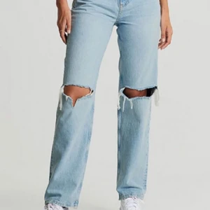 Gina tricot jeans 90’s  - Säljer mina  jeans från GT i storlek 38! Modellen heter 90’s high waist och säljs nog inte längre hos Gina 💗 byxorna säljs i nyskick! För fler frågor eller bilder skriv 🥰