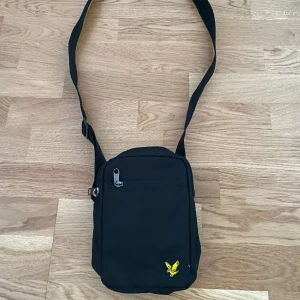 Axelremsväska från Lyle & Scott - Lyle & Scott axelremsväska i nyskick. 