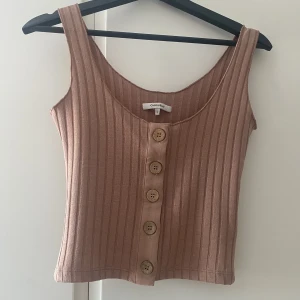 Topp med knappar - Supersöt topp från chiquelle i storlek S. Passar en så bra på sommaren när man blivit lite solbränd❣️