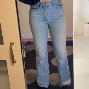 Ljusblåa högmidja jeans för storlek S/XS. 