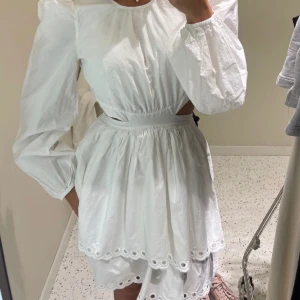 Vit klänning  - Vit klänning prefekt till student! Från Lovisa Barkman x Bikbok, går ej att få tag på längre! 💞