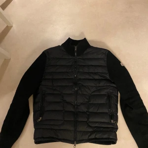Moncler cardigan - Säljer nu min cardigan då den inte kommer till användning längre.