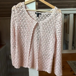 Virkad kofta - Rosa kofta från Mango Suit. Jättefint skick som bilderna visar! Kika gärna in andra plagg som ligger uppe😜😜