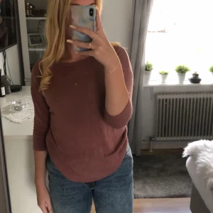 Stickad tröja - Stickad tröja från Vero Moda i en lila nyans. Använd sällan.