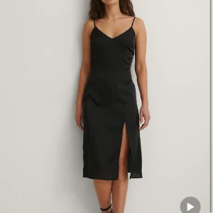 Svart slip on klänning - Svart slip on klänning från NA-KD. Storlek 36. Aldrig använd så nyskick. 
