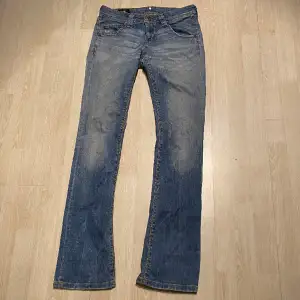 Säljer dessa sjukt snygga jeans från Maddox. Skick 10/10. Fraktas inom 48h📦📩 Kolla gärna in mina andra annonser🤩