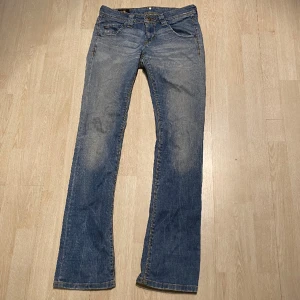 Maddox Jeans - Säljer dessa sjukt snygga jeans från Maddox. Skick 10/10. Fraktas inom 48h📦📩 Kolla gärna in mina andra annonser🤩