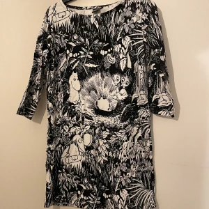 Muminklänning  - Muminklänning från Moomin. Aldrig använd och är därför i nyskick.  Nypris 749kr