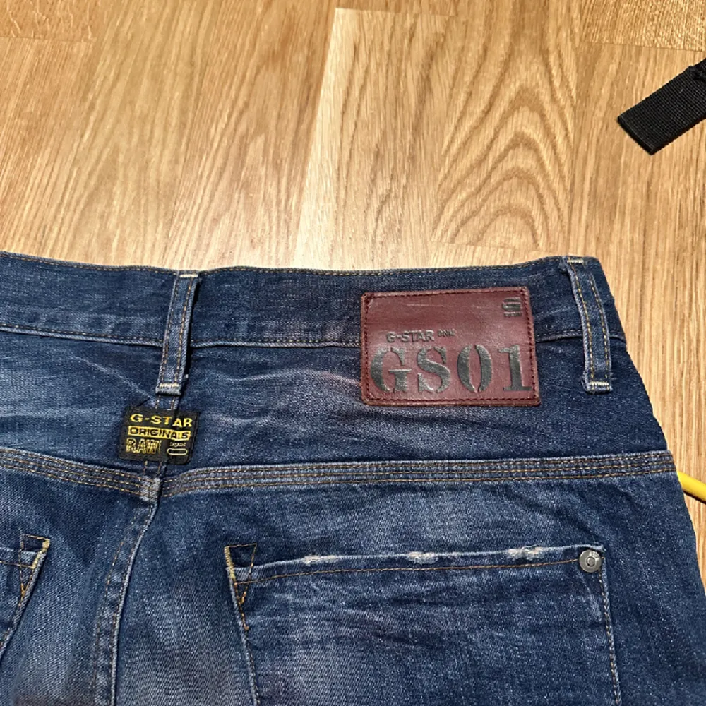 Säljer dessa sjukt snygga g-star jeans. Storlek 32/32 Dem är använda men i väldigt bra skick, perfekta byxor för dig som vill ha snygga men billiga byxor. Jeans & Byxor.