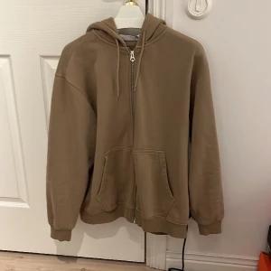 Zip up med stor luva  - Mycket bra skick 