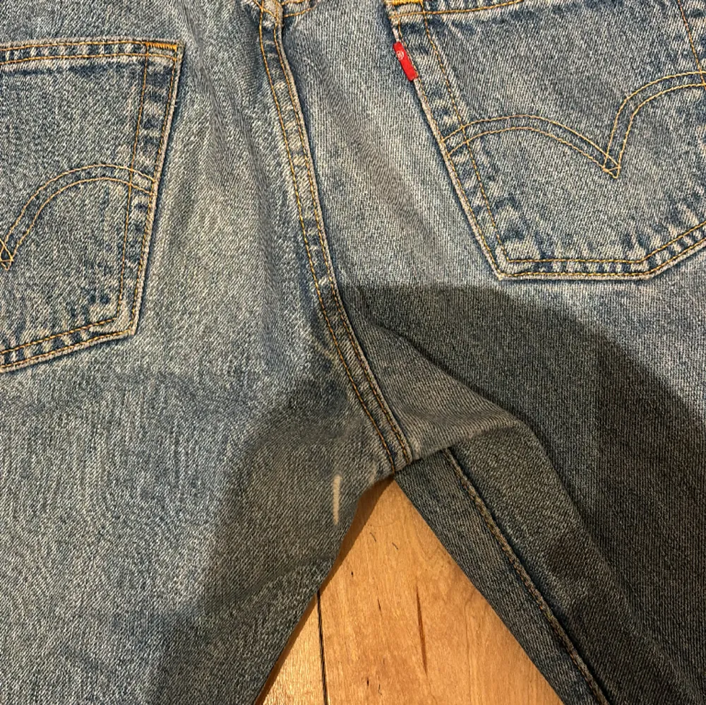 Vintage Levis 501. Använda men gott skick. Litet slitage (se bild). Jeans & Byxor.