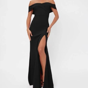 Svart klänning  - Säljer denna fina klänningen! Den är insydd till XSS/XS och är använd 1 gång! 💕