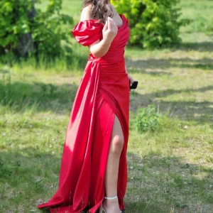 Balklänning - Köpte denna balklänning förra året och användent den en gång, den är sprillans ny. Jag är 160 och sitter perfekt. Köpte den för 4500 från Dressly.  Pris kan diskuteras