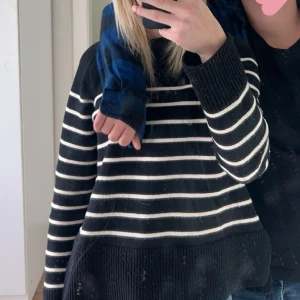 Stickat tröja - En svart vit randig stickat tröja ifårn Zara, slits på sidorna och jätte skön💞nypris 500 & är i super bra skick