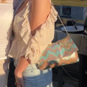 Missoni väska  - Säljer denna supersnygga väskan i missoni mönster🎀 väskan är även lite glittrig då den är gjort i metall material. Väldigt bra skick, klicka gärna på köp nu eller ge prisförslag! 