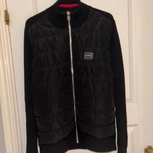 Hugo boss cardigan/ sweatshirt  - Hugo boss cardigan / sweatshirt  nypris 1400-1800 kr Enda nackdelen är att patchen i tröjan är lös! Hör av er vid minsta funderingar!        