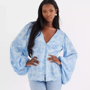 Blå topp  - Säljer min blus från VILA som är som ny, köpt förra sommaren men inte kommit till användning. 🤍