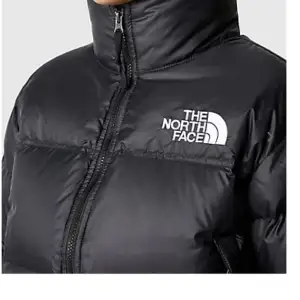 Säljer min fina cropped puffer jacka från The north face. Använd under 3 månader och är därmed i nyskick. Nypris 3500. Priset går att diskuteras! ❤️