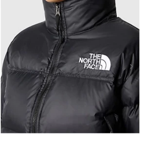 The north face - Säljer min fina cropped puffer jacka från The north face. Använd under 3 månader och är därmed i nyskick. Nypris 3500. Priset går att diskuteras! ❤️