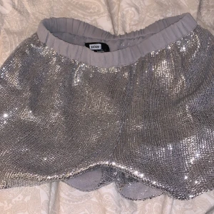 Glitter shorts - Supersöta shorts från bikbok. Funkar som pyjamas o finare😊💕💕 kommer inte till användning tyvärr