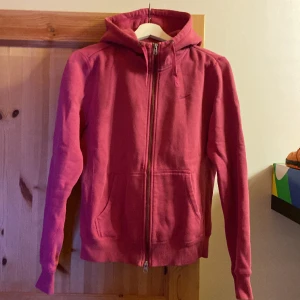Nike Hoodie  - Nike Hoodie i storlek M. Hoodien är använd men i okej skick (inga fläckar eller märken) men vanligt slitage. 