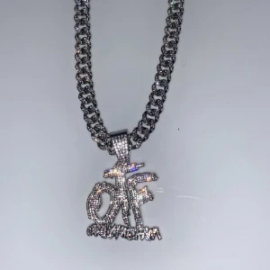 Kedja - Säljer min kedja som är helt ny det är inte riktiga diamanter men det är rostfritt stål (pris kan diskuteras vid snabb affär)