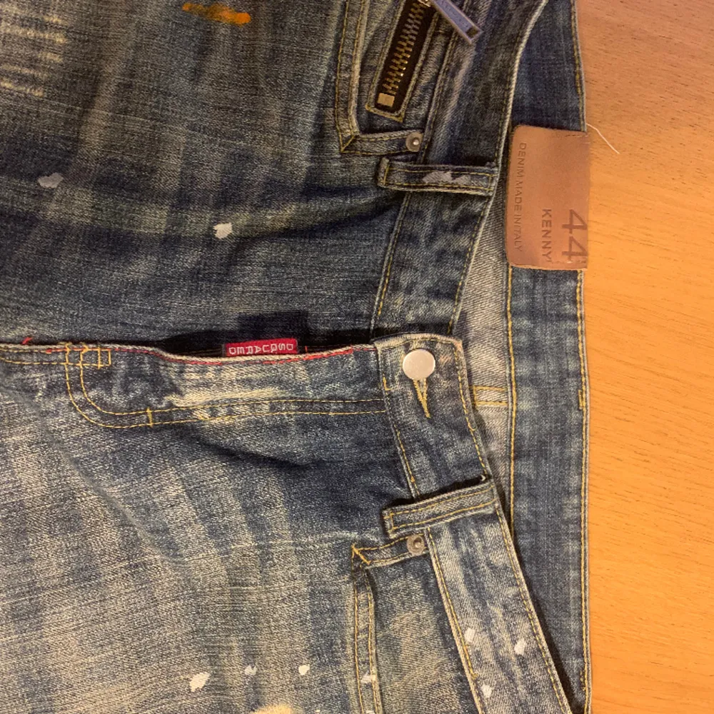 Feta Dsquared2 jeans i modellen kenny. Storlek 32 i midja och 34 i längd! Modellen på bilden är 182 och väger 81 kilo. Passar både lite mer ”orten stil” men även den populära ”grisch stilen”. Skicket är 8/10 då dom har användts mycket!. Jeans & Byxor.