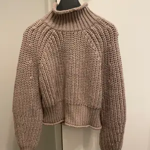 Stickad varm tröja från H&M. Använd 2 gånger
