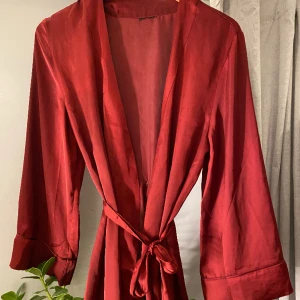 Morgonrock i silke - Vinröd Morgonrock i silke från hunkemöller, har klippt bort lappen men är i storlek S🩷