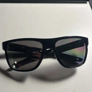 Oakley solglasögon - Tja säljer dessa fräscha oakley glasögon för att jag har införskaffat nya. Använda Max 10 gånger. Skick 8/10☑️. Priset är diskuterbart👍Hör av er vid minsta fråga Mvh Sthlm-ressell❗️Dom är exakt som rayban boyfriend i passform och storlek❗️