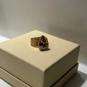 Guldig ring från Caroline Svedbom Svedbom. Stenens färg är guld. Justerbar storlek😊