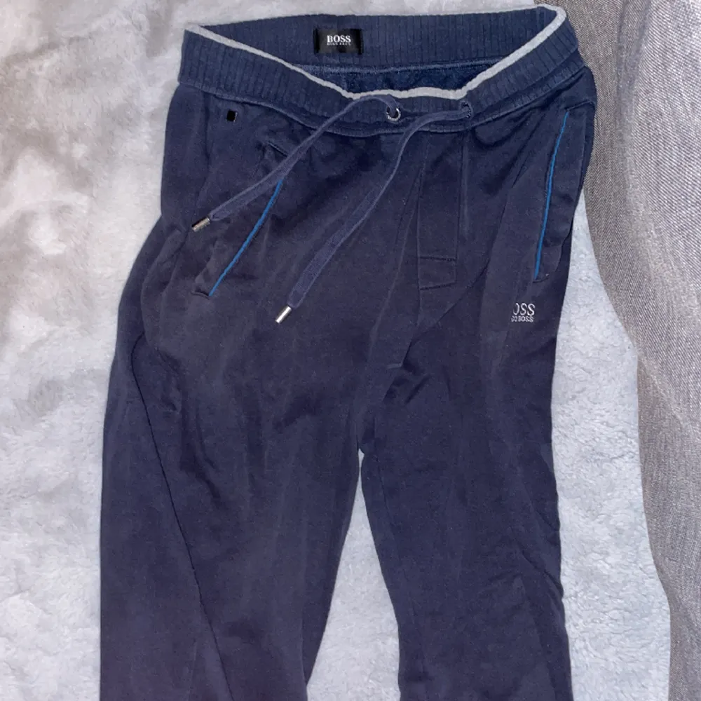 Ny hugo boss mjukisbyxa ca 170-175 mörkblåa. Jeans & Byxor.