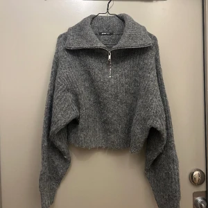 Stickad tröja - Mörkgrå halfzip stickad tröja från Gina tricot. Endast använd en gång! 