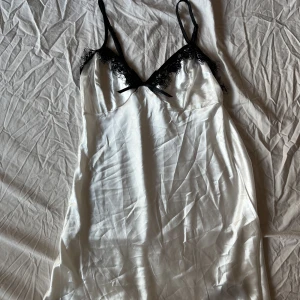 Slip dress - Så söt slipdress köpt secondhand. Lite genomskinlig och har ett litet hål på bröstet, och en liten fläck som knappt tänks på, be om bild❤️ storlek M men passar mig som e xs, blir en lite lösare fit❤️