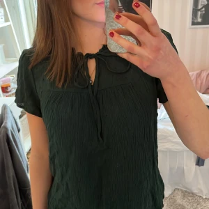 Grön blus  - Super gullig grön blus från JDY och köpt på Zalando 💚