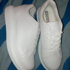 Vita skor  - Helt nya sneakers ifrån Nelly Lite osäker vilken storlek det är 