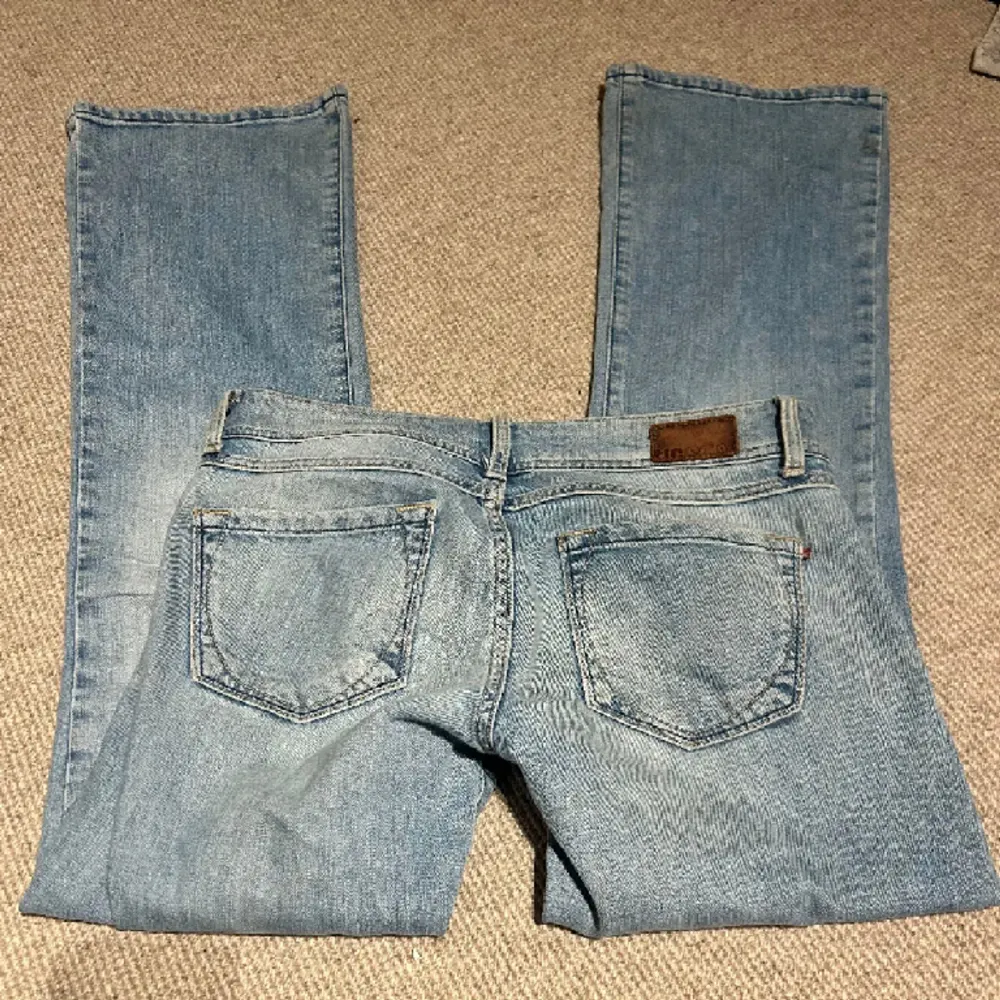 Ljusblå low waist Jean med ett pyttelitet hål på baksidan ( kom privat för fler bilder )🙌 . Jeans & Byxor.